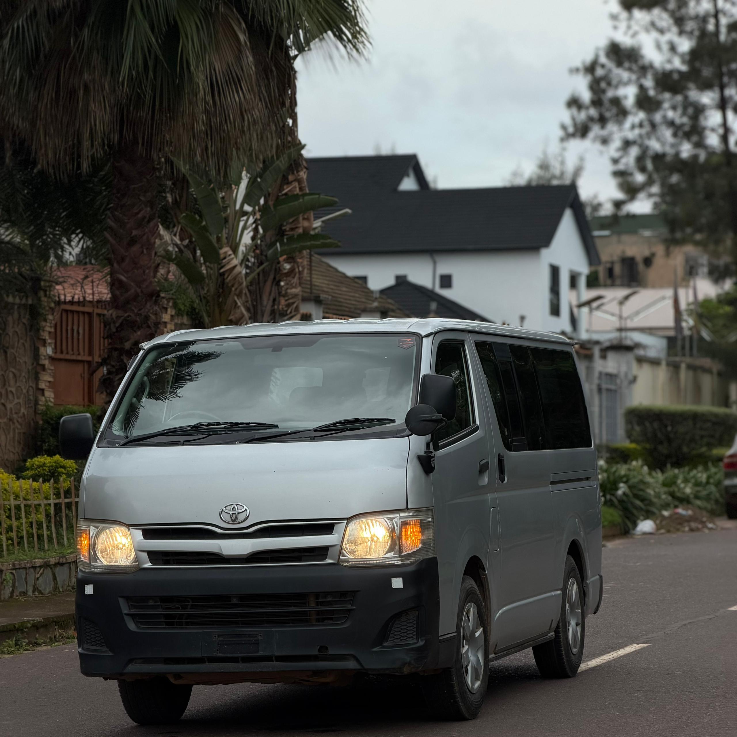 Toyota Hiace Van  (2007)