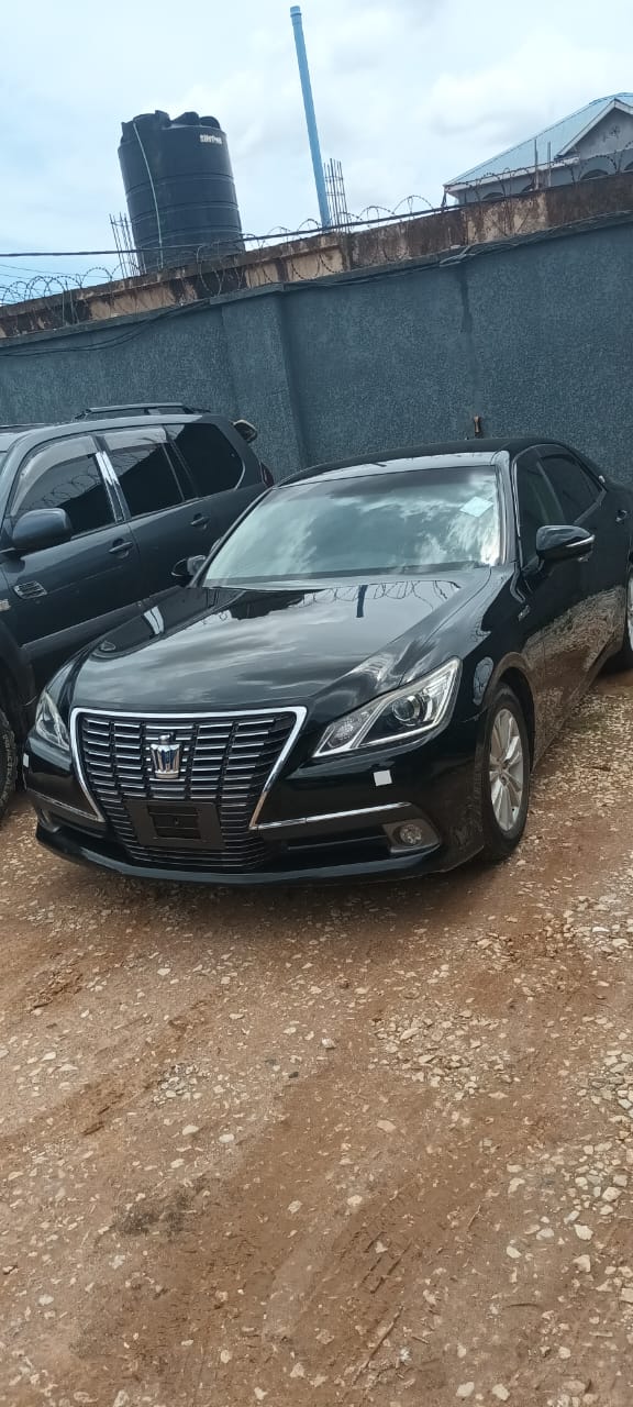 Toyota Crown Hybrid  (2017)